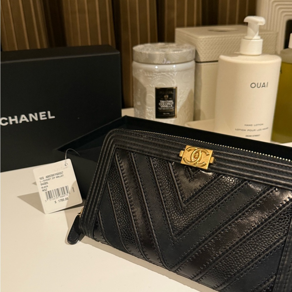 CHANEL Black Leather Zip Wallet